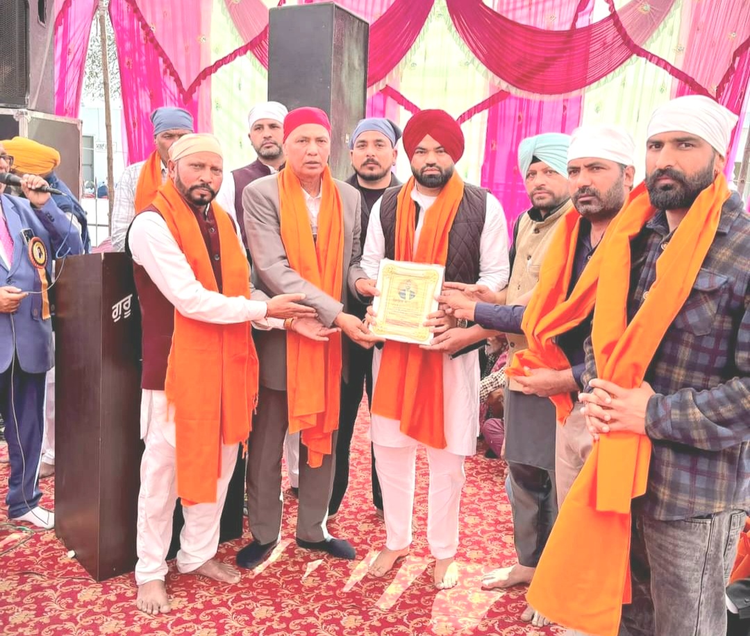 Ajay Khepar, who saved the Sangat going to Sri Khuralgarh Sahib in an accident last year, was honored in Karadi village.